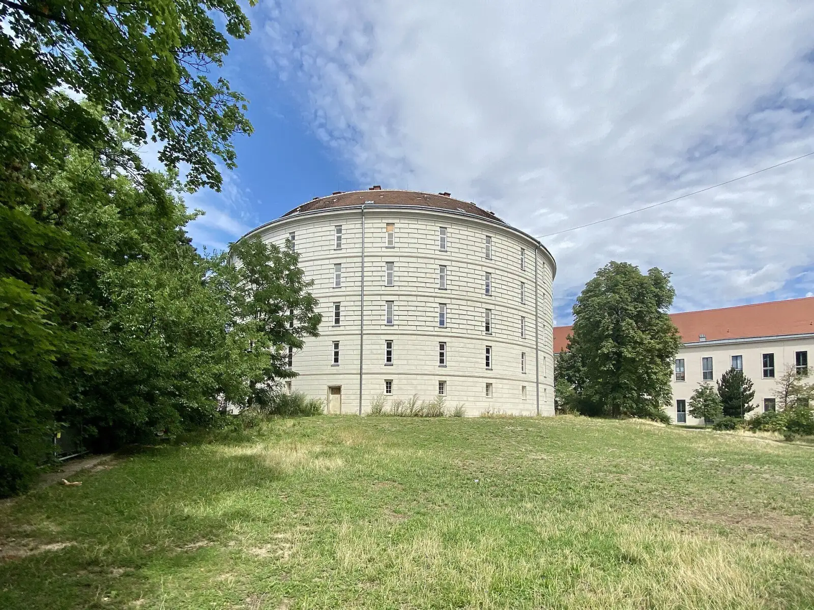 Fassade des Narrenturms in Wien