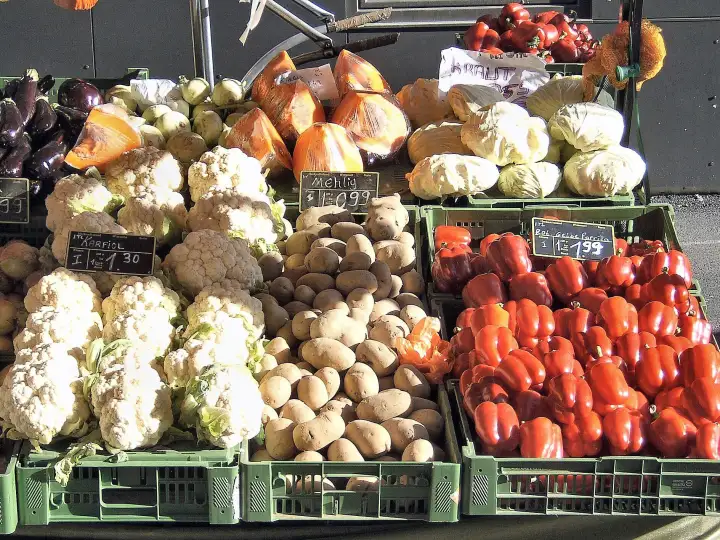 Gemüsestand am Brunnenmarkt in Wien Ottakring mit Karfiol und Paradeisern