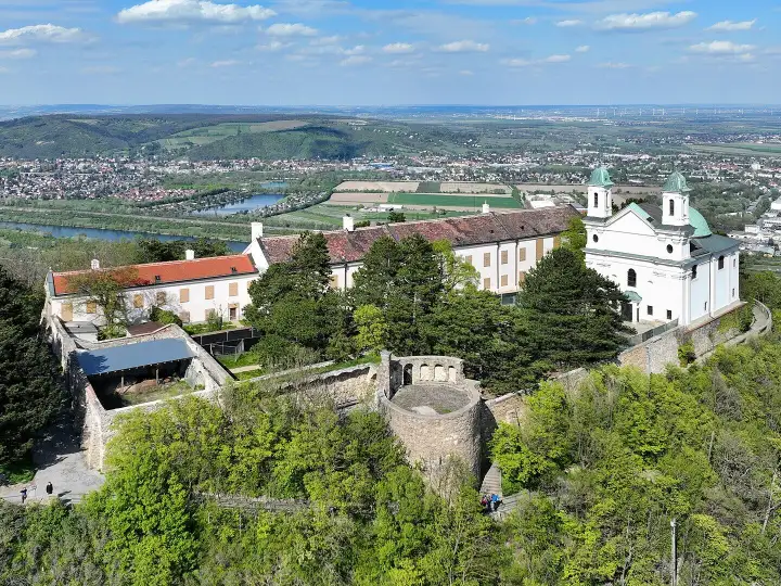 Gipfelareal des Leopoldsbergs, einer der Aussichtspunkte in Wien