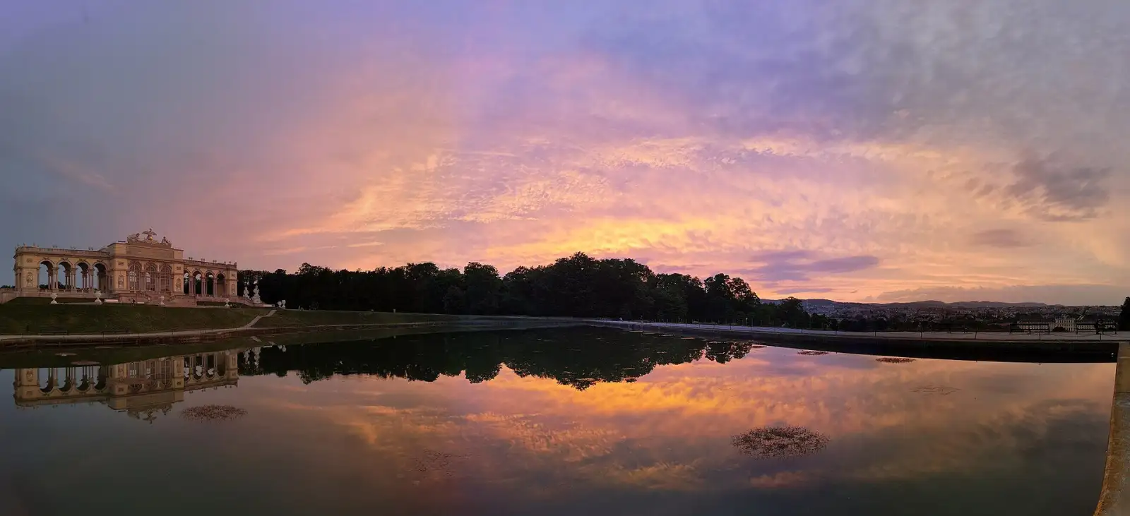 Gloriette und Schloss Schönbrunn bei Sonnenuntergang