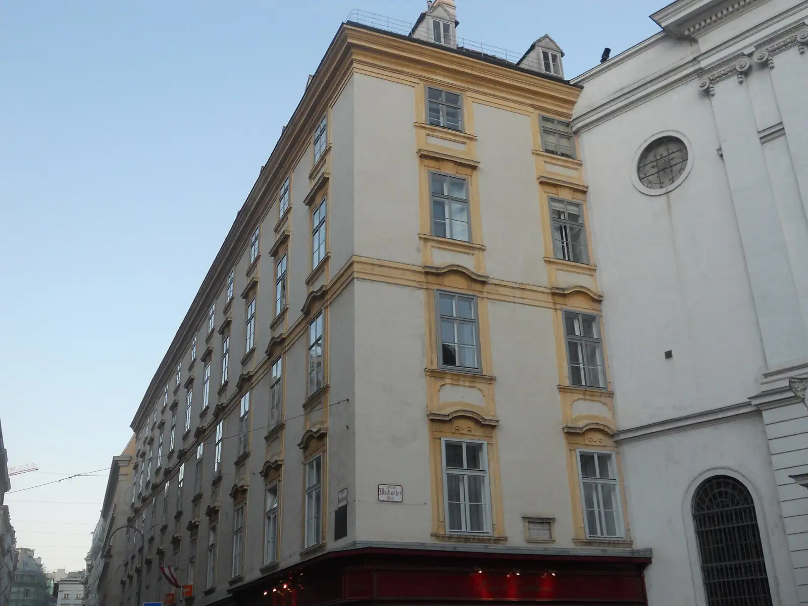 Großes Michaelerhaus vom Michaelerplatz aus gesehen