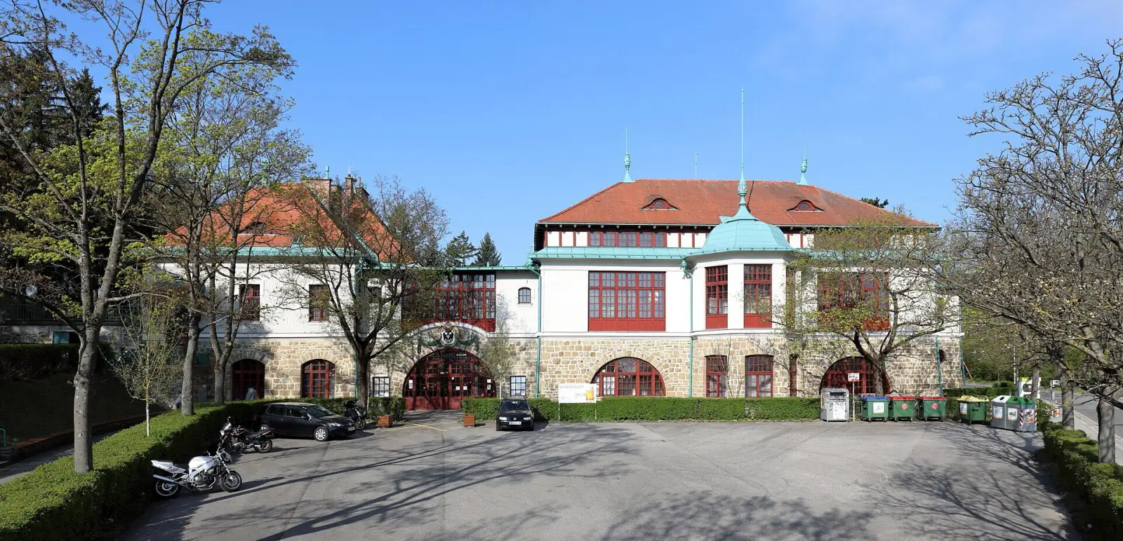 Hauptgebäude des Krapfenwaldlbads in Döbling