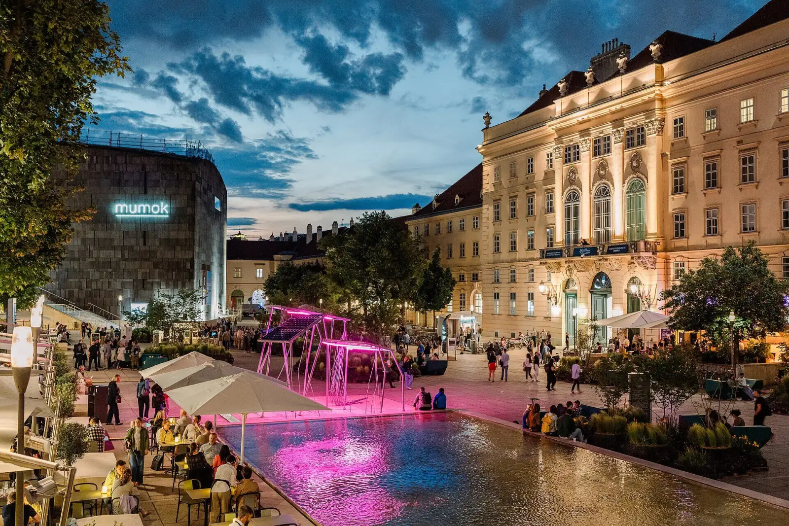 Haupthof des MuseumsQuartier in Wien am Abend