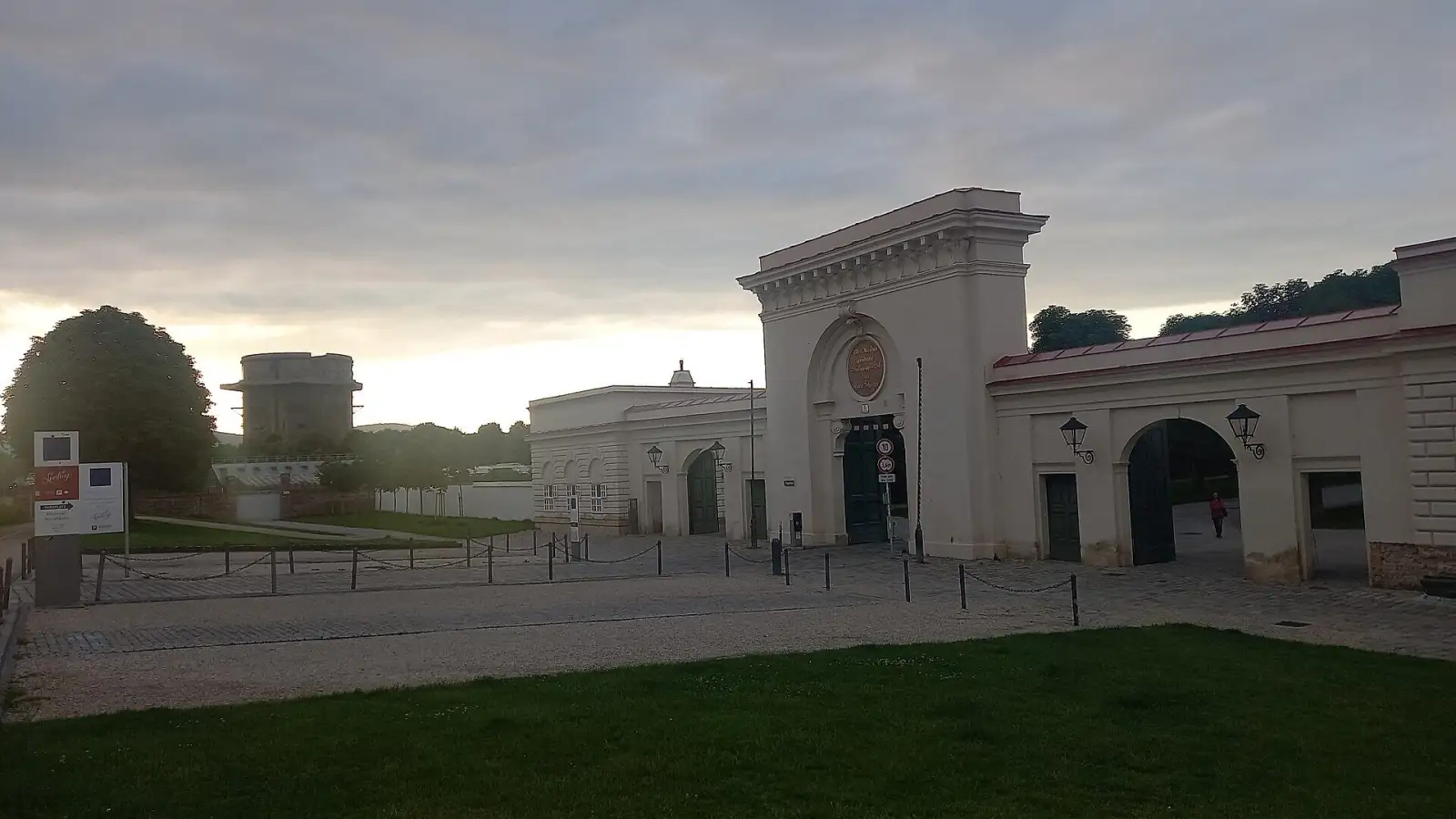 Haupttor des Augartens mit dem Flakturm im Hintergrund