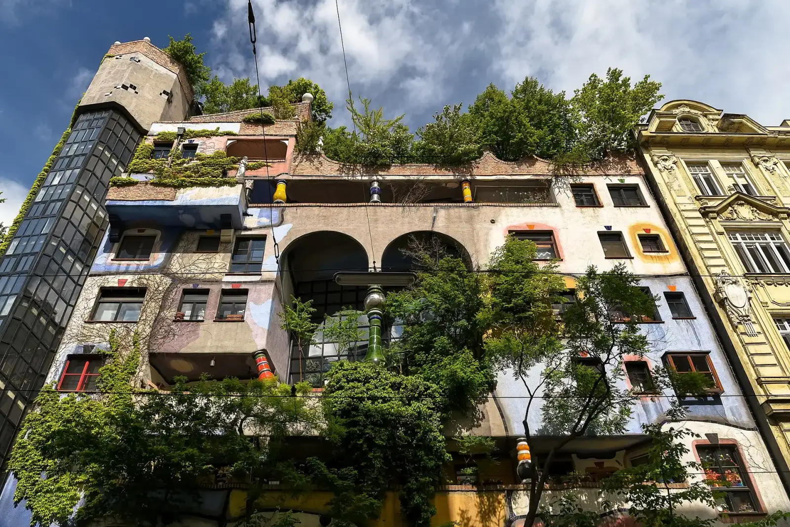 Hundertwasserhaus in Wien mit begrünten Dachterrassen