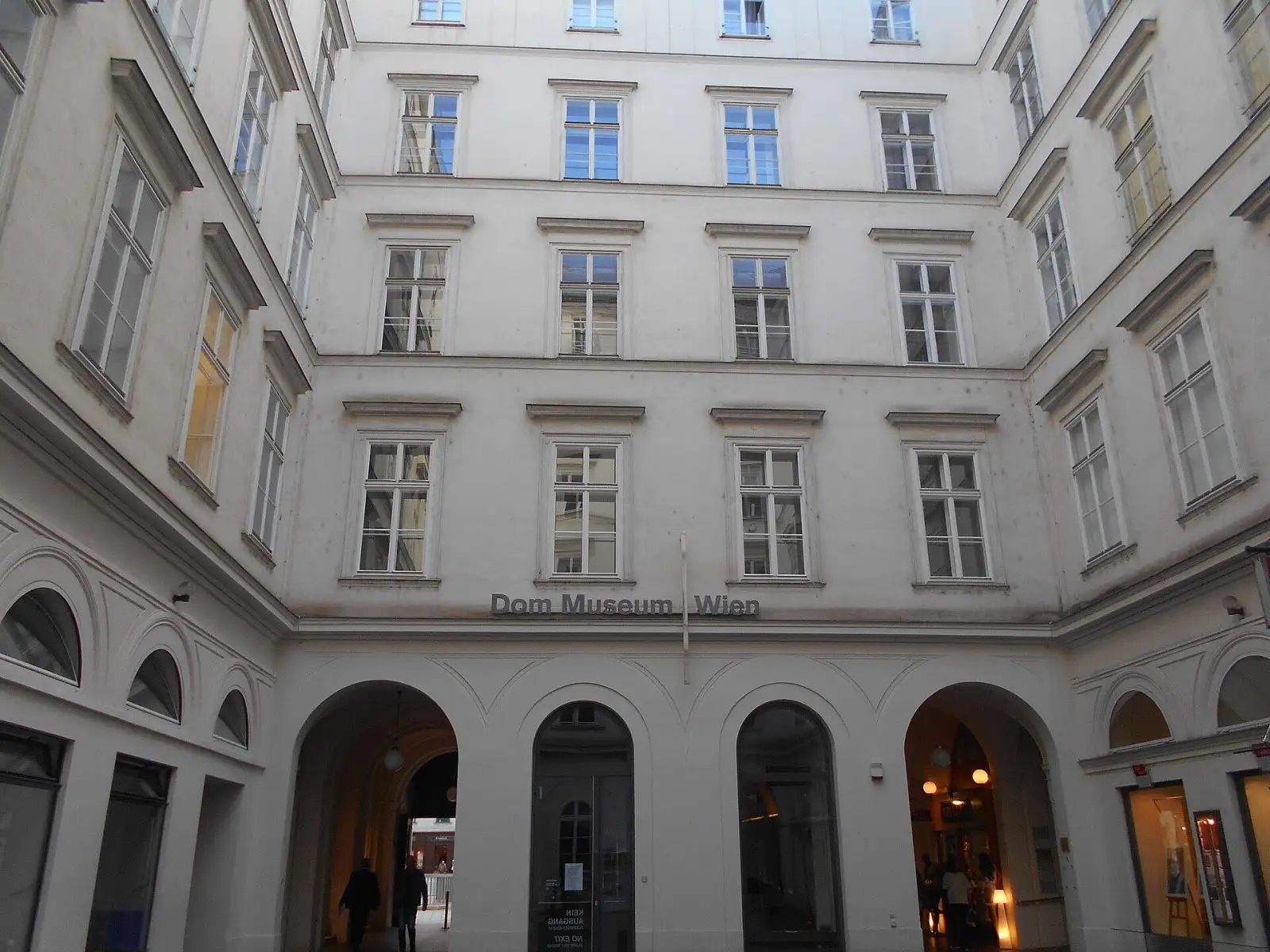 Innenhof des Großen Zwettlhofs mit Durchgängen am Stephansplatz