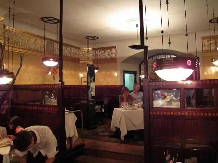 Jugendstil-Gastraum im Zum Schwarzen Kameel, einem der ältesten Restaurants in Wien