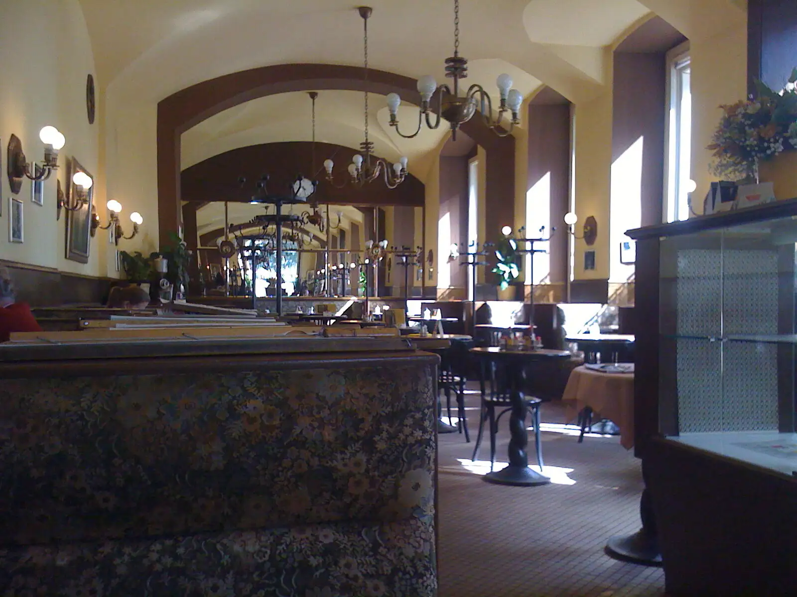 Kaffee und Schinkentoast im Café Eiles