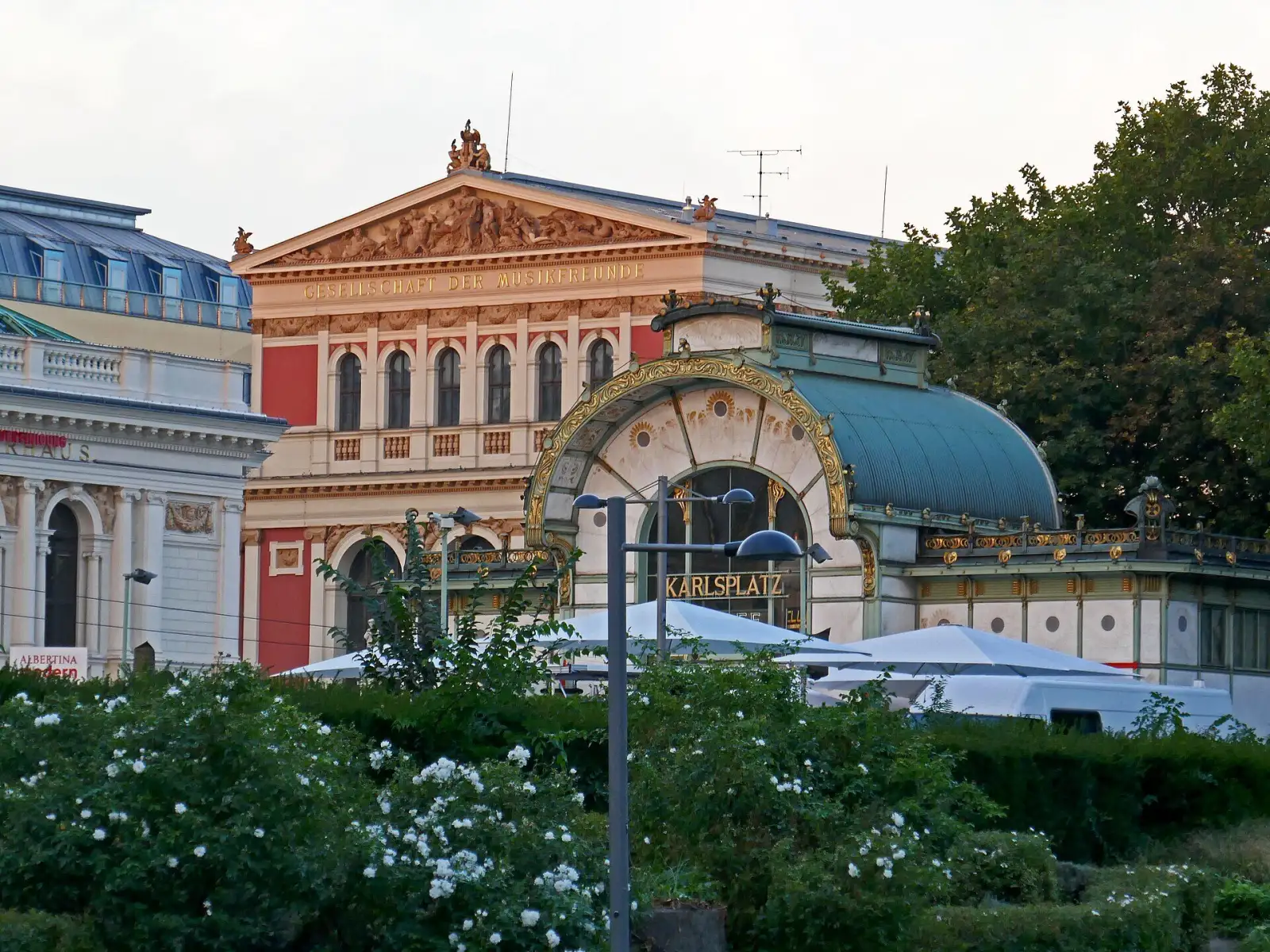 Musikverein und Otto-Wagner-Pavillon im Abendlicht