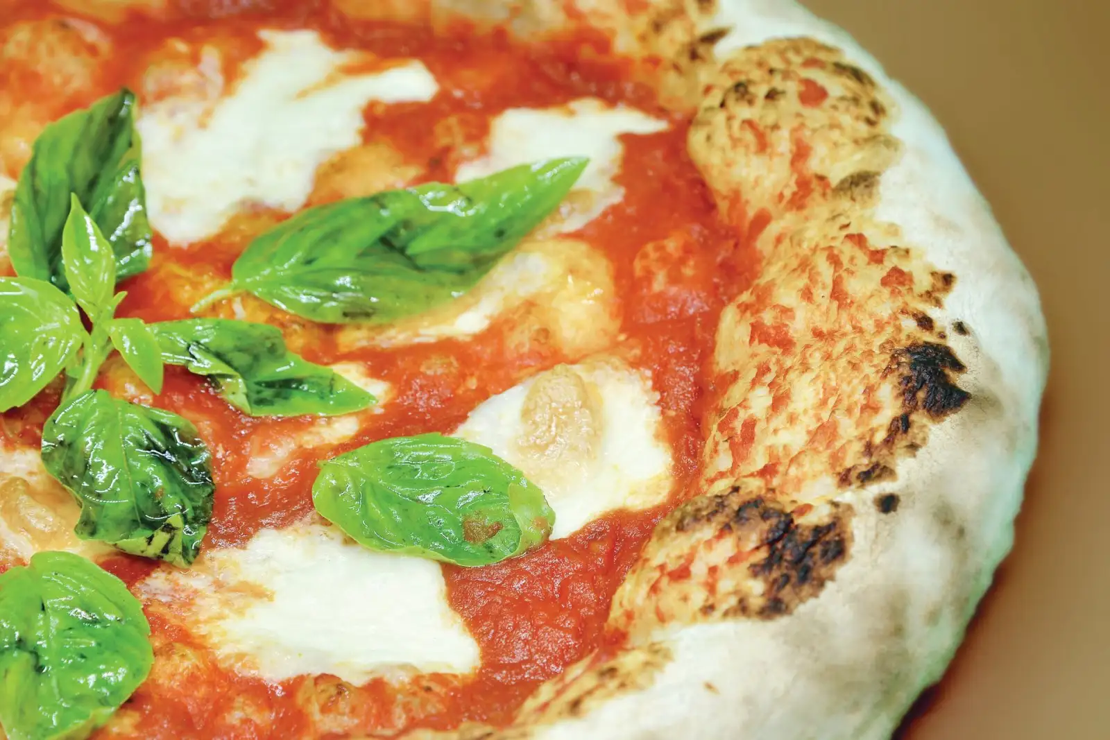 Pizza in Wien: frisch gebackene Pizza aus dem Holzofen