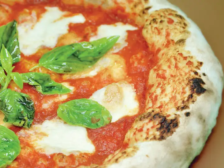 Pizza in Wien: frisch gebackene Pizza aus dem Holzofen