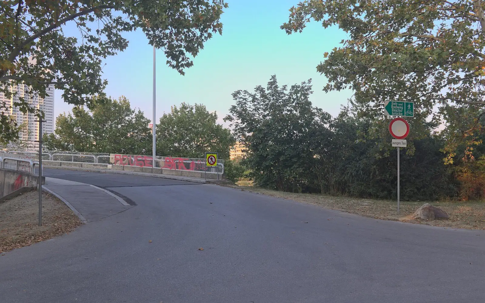Rampe der Reichsbrücke auf der Donauinsel in Wien