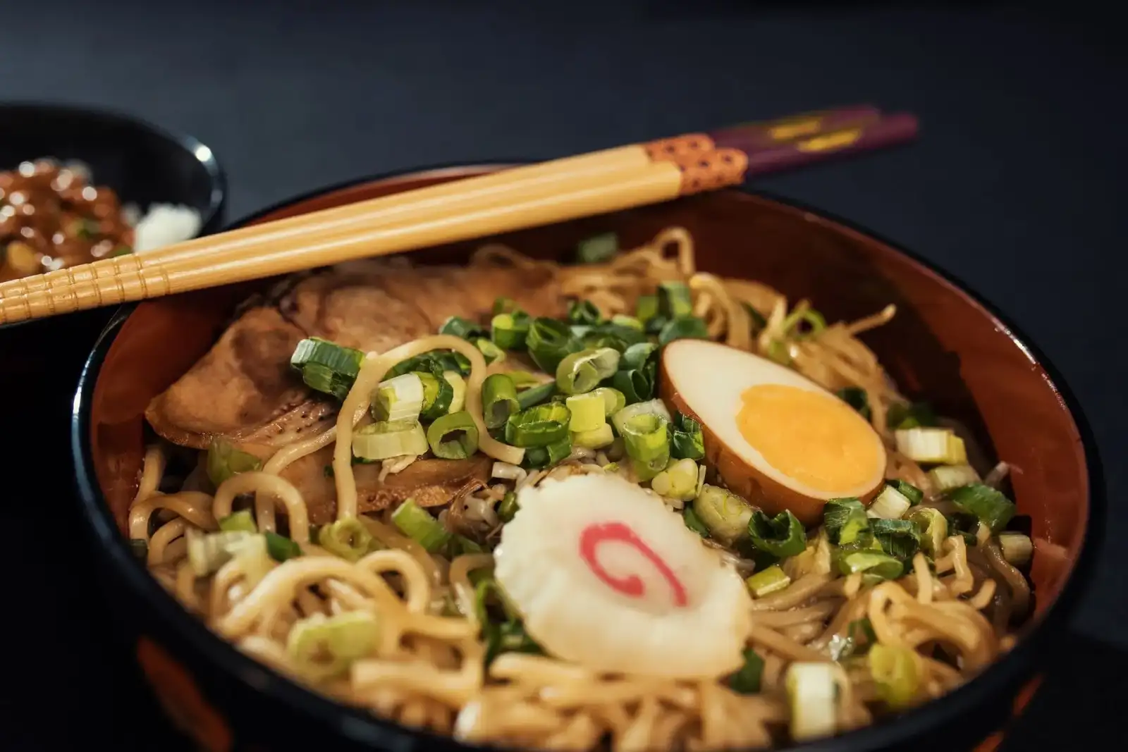 Schüssel mit Ramen, Ei und Frühlingszwiebeln als Symbolbild für Ramen in Wien