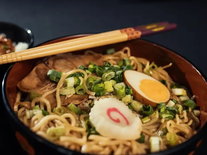 Schüssel mit Ramen, Ei und Frühlingszwiebeln als Symbolbild für Ramen in Wien