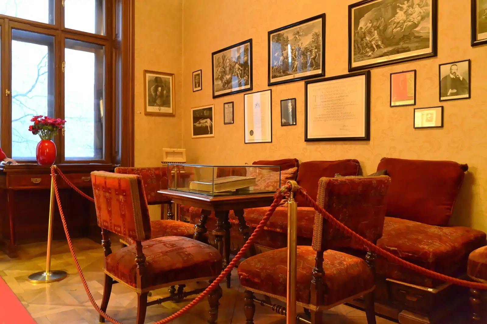 Sitzgruppe im Sigmund Freud Museum in der Berggasse