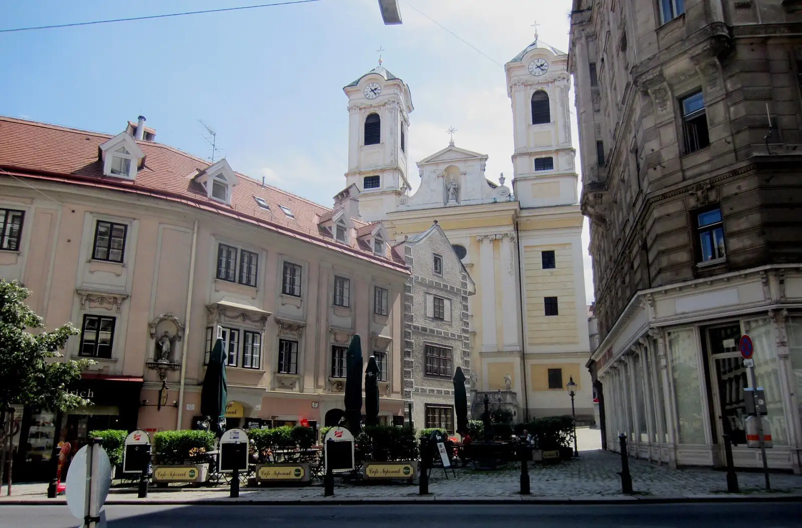 St.-Ulrichs-Platz mit Ulrichskirche, Standort eines der Frühstückslokale im 7. Bezirk