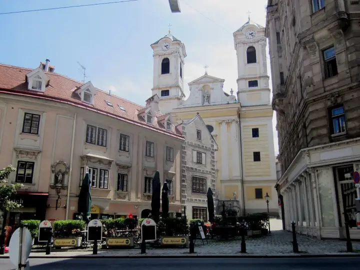 St.-Ulrichs-Platz mit Ulrichskirche, Standort eines der Frühstückslokale im 7. Bezirk