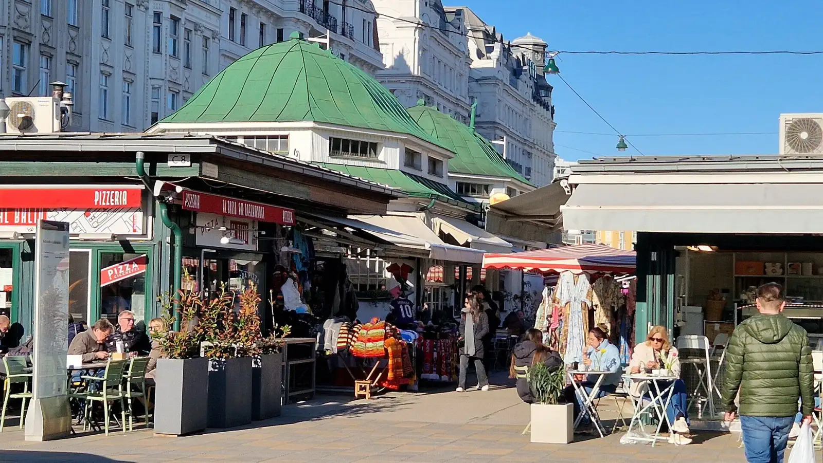 Stände am Naschmarkt in Wien