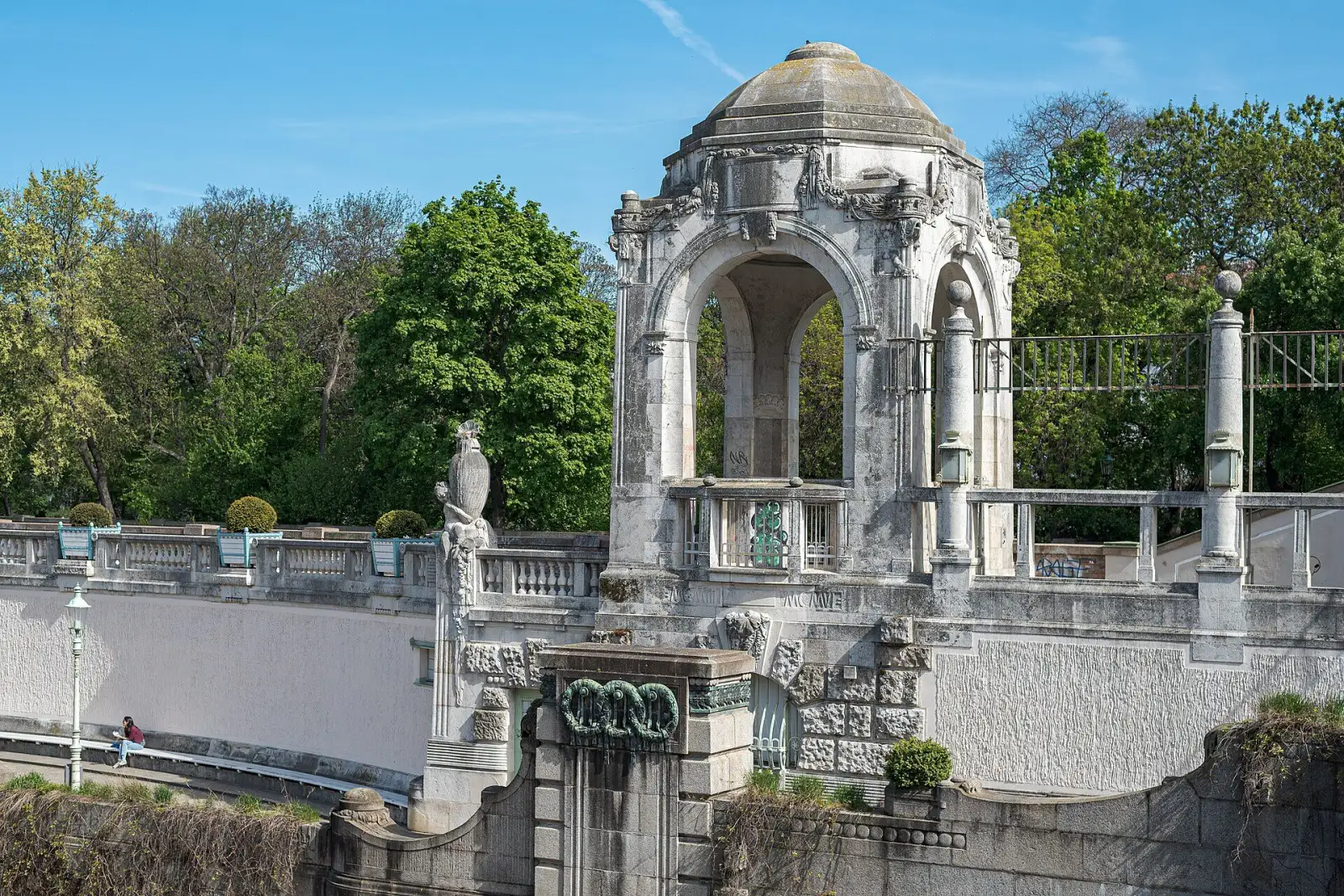 Steinerner Pavillon am Wienfluss im Stadtpark