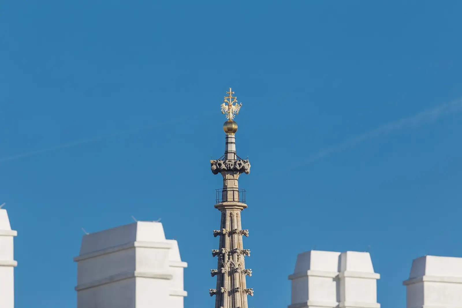 Südturm des Stephansdoms über dem Dach der Hofburg, eine der bekanntesten Sehenswürdigkeiten in Wien