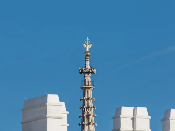 Südturm des Stephansdoms über dem Dach der Hofburg, eine der bekanntesten Sehenswürdigkeiten in Wien