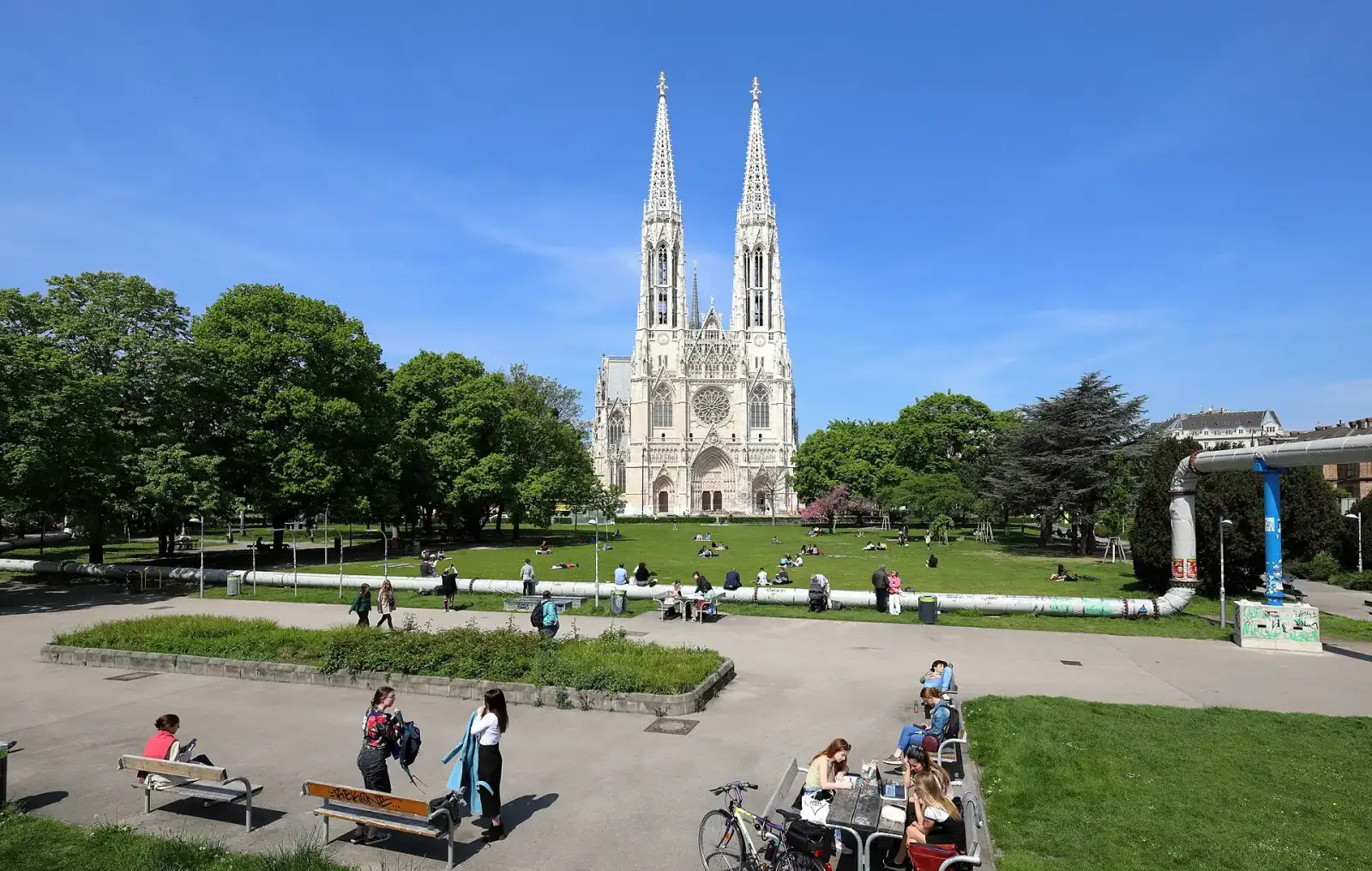 Votivkirche und Sigmund-Freud-Park im 9. Bezirk Alsergrund