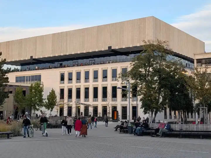 Wien Museum am Karlsplatz mit Betonkubus und Terrassengeschoß