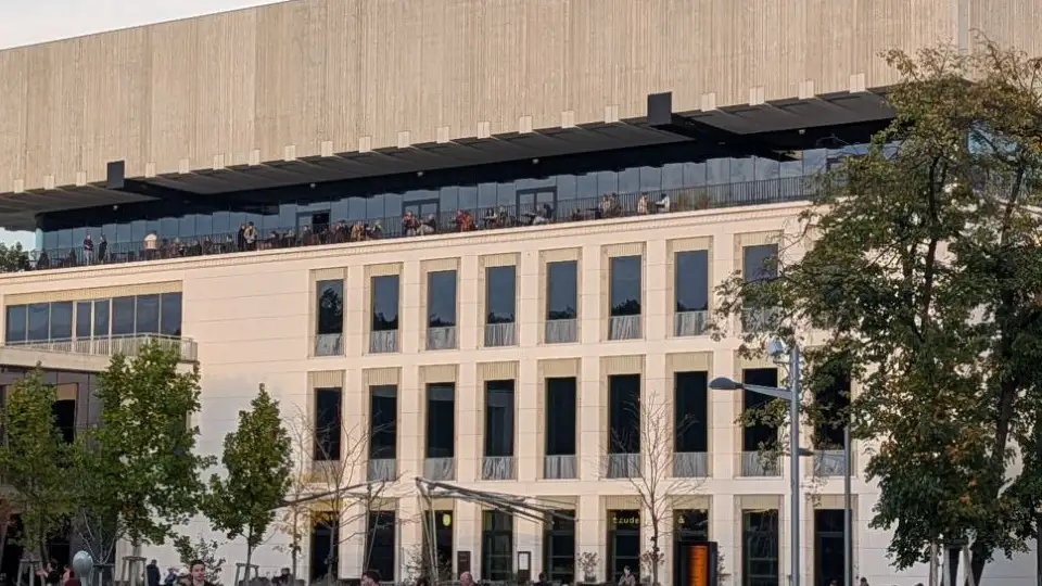 Wien Museum: Terrassengeschoß mit der Café-Bar „& töchter“ unter dem Betonkubus