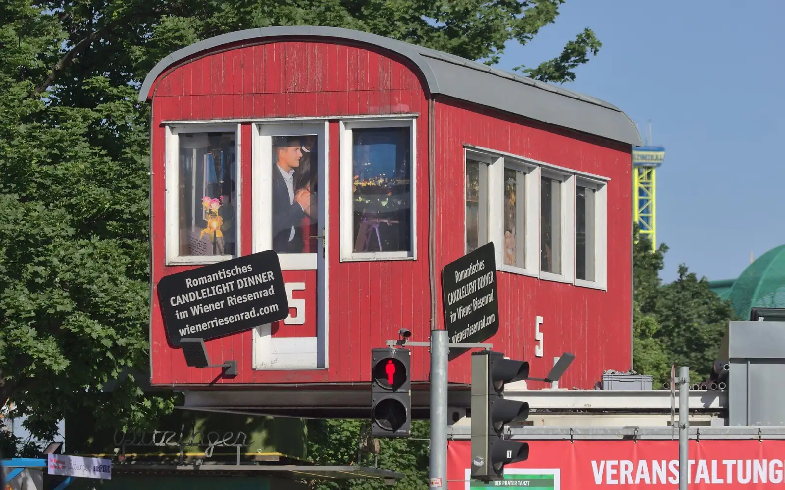Wiener Riesenrad vom Praterstern aus gesehen